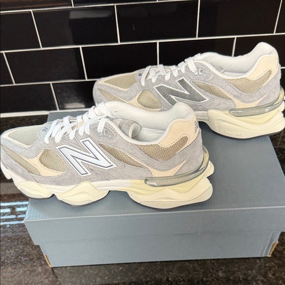 New Balance 9060!  Sold out everywhere! Women’s 9.5, Men’s 8.  Unisex shoe - Picture 2 of 11